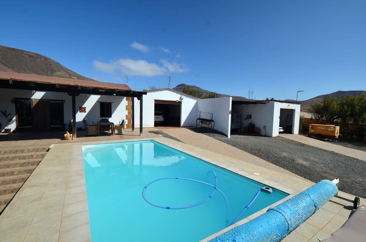 9 soveværelse Finca/Landehus til salg i Tuineje med swimmingpool garage - € 750.000 (Ref: 8456602)