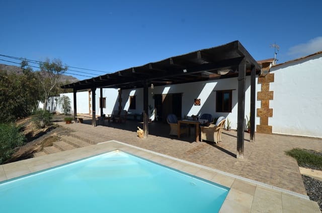 9 bedroom Finca/Country House for sale in Tuineje with pool garage - € 750,000 (Ref: 8456602)