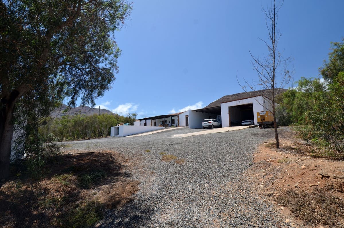 9 soveværelse Finca/Landehus til salg i Tuineje med swimmingpool garage - € 750.000 (Ref: 8456602)