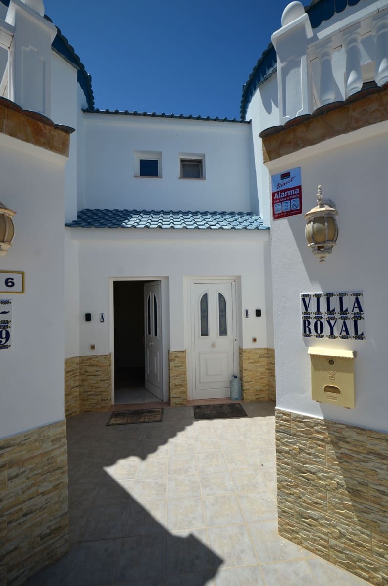 6 soveværelse Byhus til salg i Parque Holandes med garage - € 595.000 (Ref: 8476460)