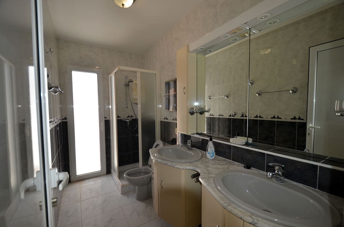 6 soveværelse Byhus til salg i Parque Holandes med garage - € 595.000 (Ref: 8476460)