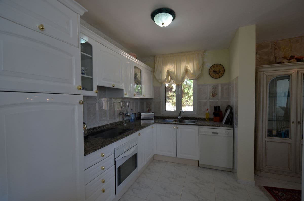 6 soveværelse Byhus til salg i Parque Holandes med garage - € 595.000 (Ref: 8476460)