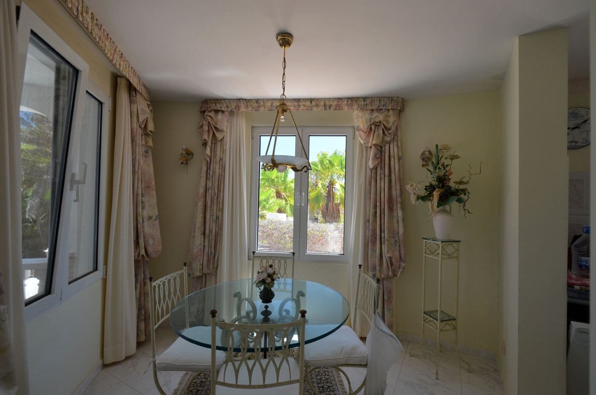 6 soveværelse Byhus til salg i Parque Holandes med garage - € 595.000 (Ref: 8476460)