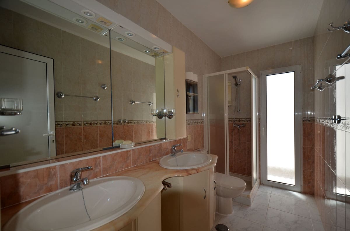 6 soveværelse Byhus til salg i Parque Holandes med garage - € 595.000 (Ref: 8476460)