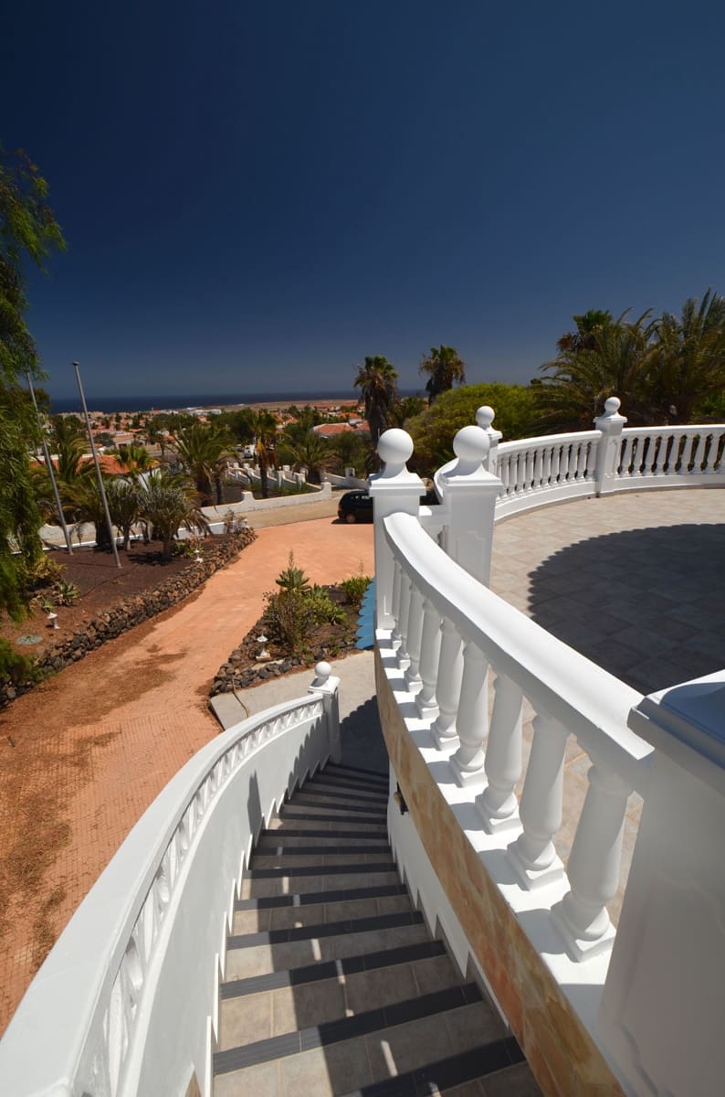 6 soveværelse Byhus til salg i Parque Holandes med garage - € 595.000 (Ref: 8476460)