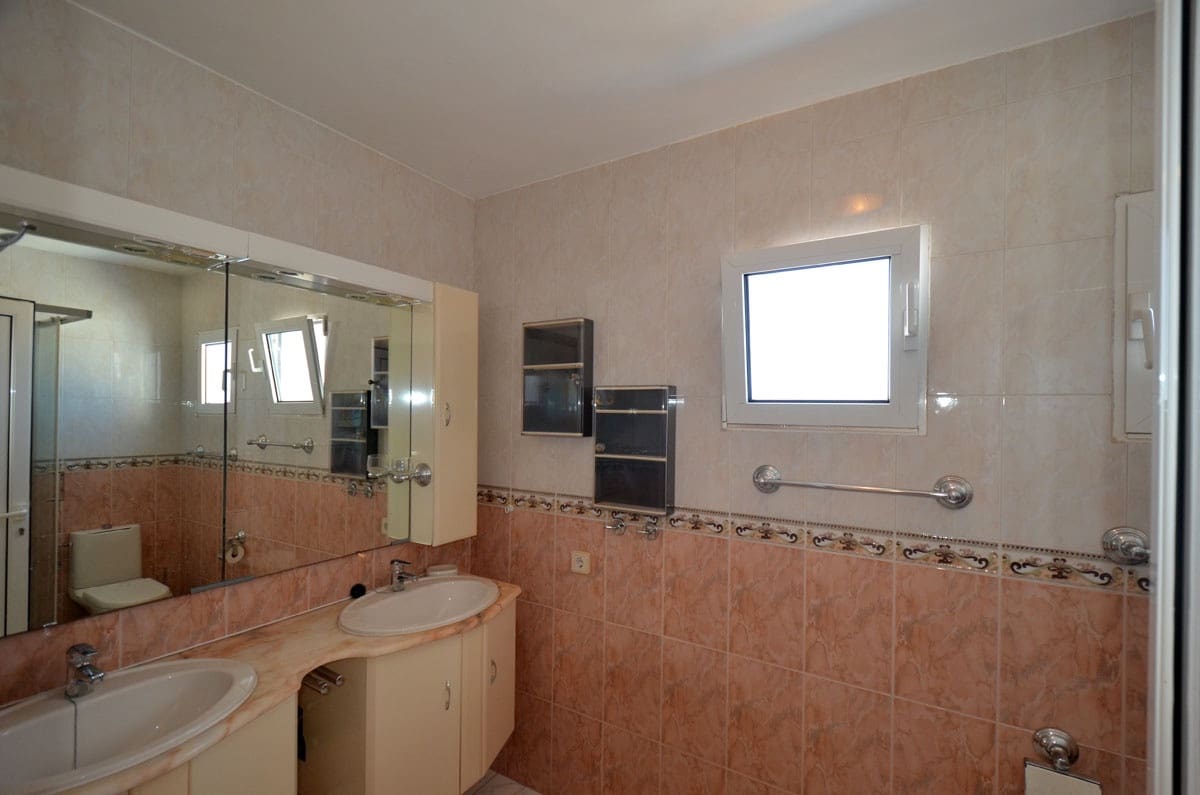 6 soveværelse Byhus til salg i Parque Holandes med garage - € 595.000 (Ref: 8476460)