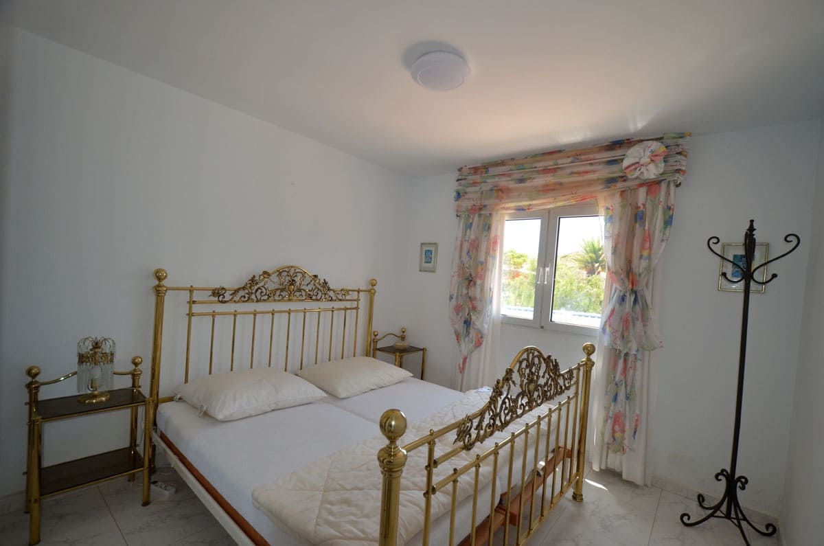 6 soveværelse Byhus til salg i Parque Holandes med garage - € 595.000 (Ref: 8476460)