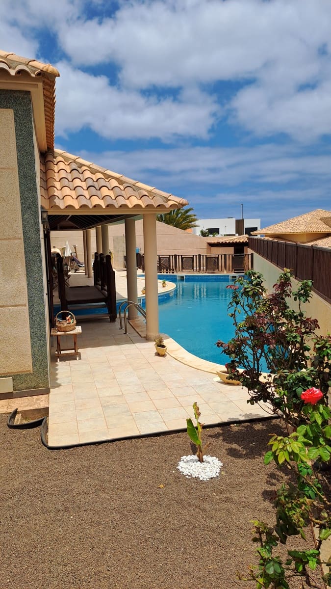 3 slaapkamer Villa te koop in Puerto del Rosario met zwembad garage - € 800.000 (Ref: 9190800)