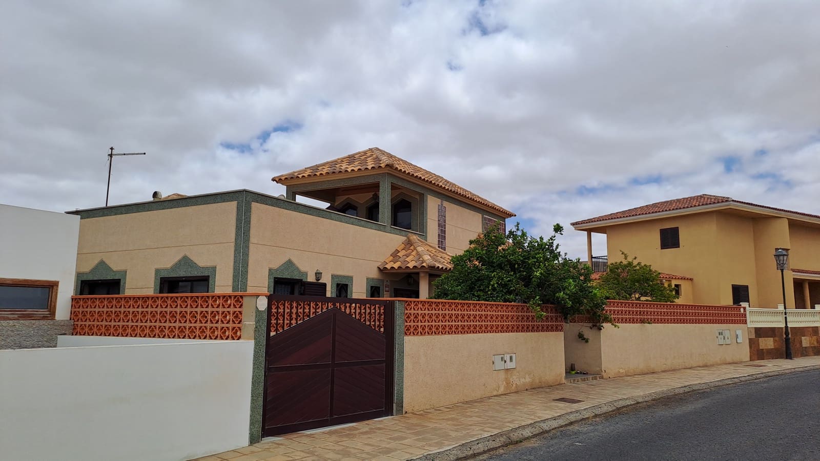 3 slaapkamer Villa te koop in Puerto del Rosario met zwembad garage - € 800.000 (Ref: 9190800)