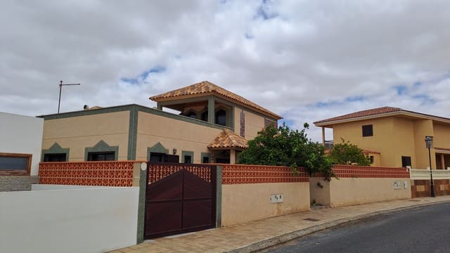 3 slaapkamer Villa te koop in Puerto del Rosario met zwembad garage - € 800.000 (Ref: 9190800)