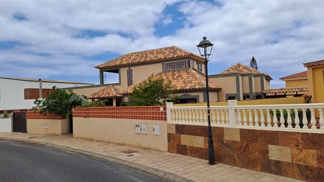 3 slaapkamer Villa te koop in Puerto del Rosario met zwembad garage - € 800.000 (Ref: 9190800)