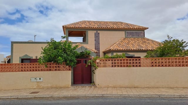 3 slaapkamer Villa te koop in Puerto del Rosario met zwembad garage - € 800.000 (Ref: 9190800)