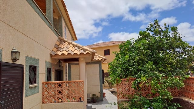 3 slaapkamer Villa te koop in Puerto del Rosario met zwembad garage - € 800.000 (Ref: 9190800)