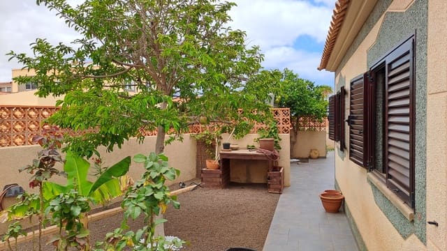 3 slaapkamer Villa te koop in Puerto del Rosario met zwembad garage - € 800.000 (Ref: 9190800)