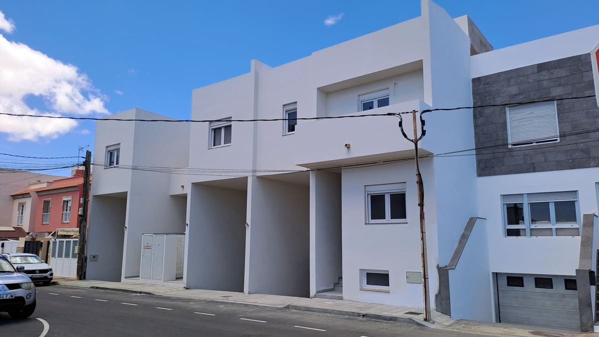 3 slaapkamer Huis te koop in El Matorral met garage - € 250.000 (Ref: 9208582)