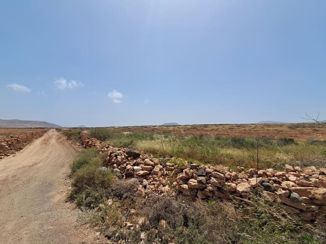 Undeveloped Land for sale in Antigua - € 85,000 (Ref: 9818635)