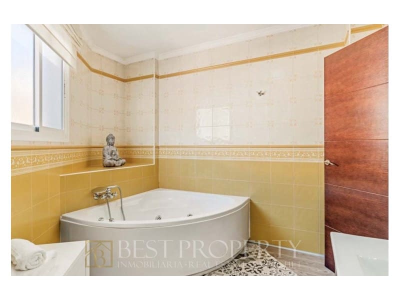 5 bedroom Villa for sale in Nerja - € 700,000 (Ref: 8539005)