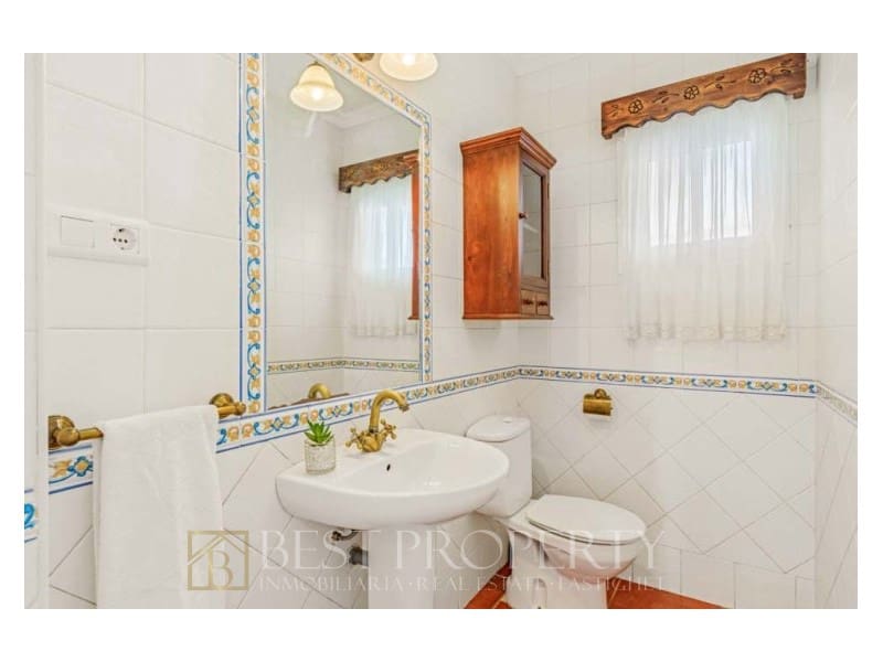 5 bedroom Villa for sale in Nerja - € 700,000 (Ref: 8539005)