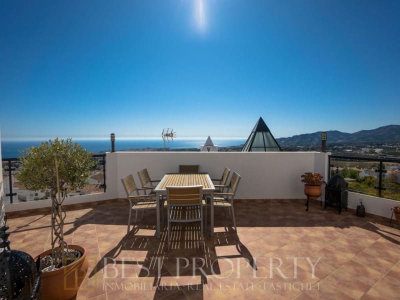 2 soveværelse Penthouse til salg i Nerja med swimmingpool - € 399.000 (Ref: 9818652)