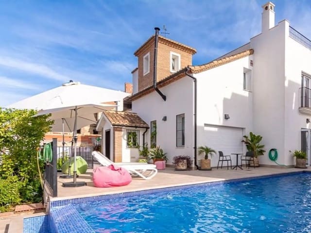 6 soveværelse Villa til salg i Avda Pescia - Ctra de Frigiliana, Nerja med swimmingpool garage - € 825.000 (Ref: 9818672)