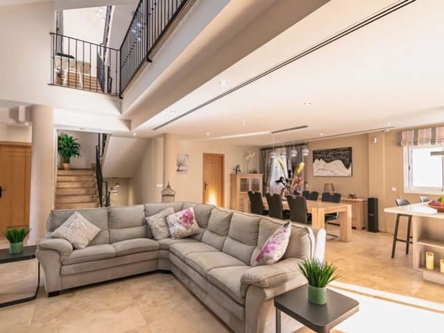 6 soveværelse Villa til salg i Avda Pescia - Ctra de Frigiliana, Nerja med swimmingpool garage - € 825.000 (Ref: 9818672)