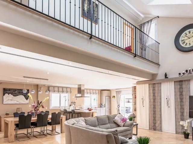 6 soveværelse Villa til salg i Avda Pescia - Ctra de Frigiliana, Nerja med swimmingpool garage - € 825.000 (Ref: 9818672)