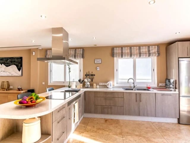 6 soveværelse Villa til salg i Avda Pescia - Ctra de Frigiliana, Nerja med swimmingpool garage - € 825.000 (Ref: 9818672)