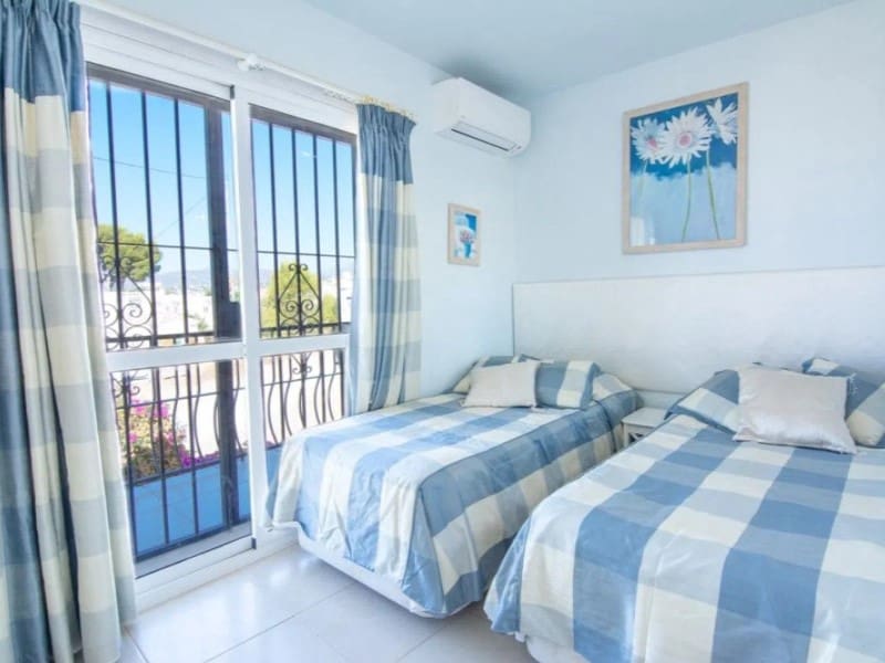 Chalet de 3 habitaciones en Nerja en venta con piscina garaje - 449.000 € (Ref: 9818677)
