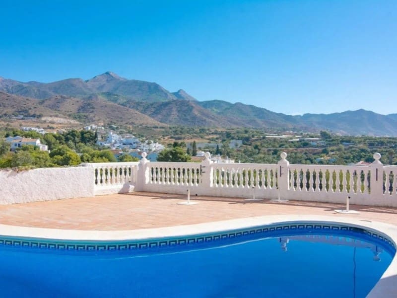 Chalet de 3 habitaciones en Nerja en venta con piscina garaje - 449.000 € (Ref: 9818677)