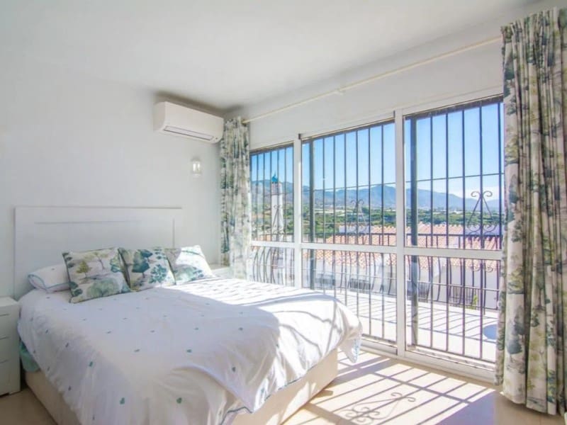 Chalet de 3 habitaciones en Nerja en venta con piscina garaje - 449.000 € (Ref: 9818677)