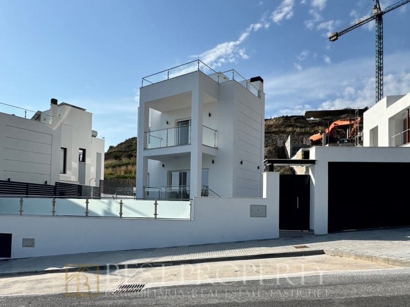 4 bedroom Villa for sale in Nerja with garage - € 865,000 (Ref: 9851292)