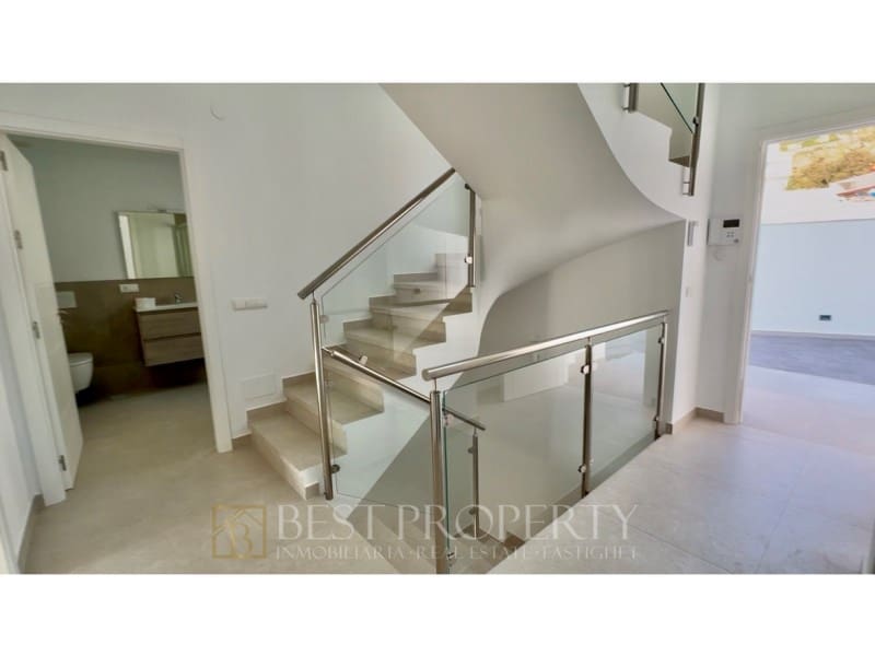 4 bedroom Villa for sale in Nerja with garage - € 865,000 (Ref: 9851292)