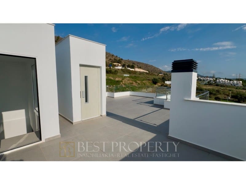 4 bedroom Villa for sale in Nerja with garage - € 865,000 (Ref: 9851292)