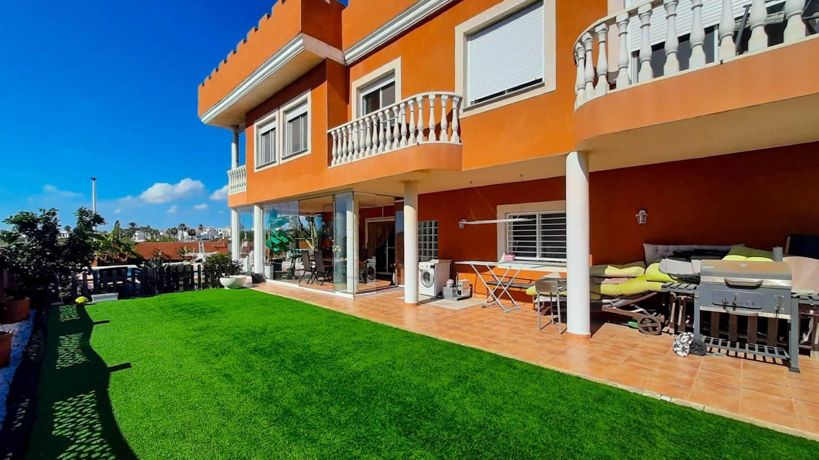 9 soverom Villa til salgs i La Manga del Mar Menor med svømmebasseng garasje - € 580 000 (Ref: 10180697)