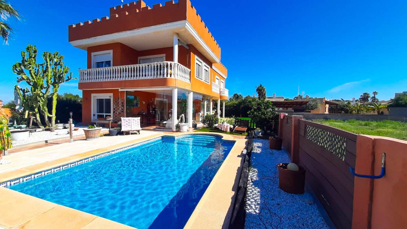9 soverom Villa til salgs i La Manga del Mar Menor med svømmebasseng garasje - € 580 000 (Ref: 10180697)