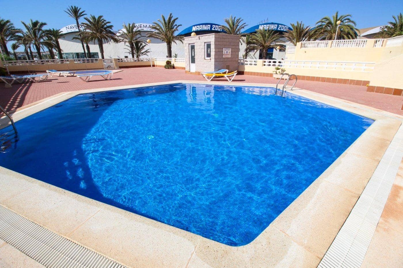 Apartamento de 3 habitaciones en La Manga del Mar Menor en venta con piscina garaje - 290.000 € (Ref: 8597411)