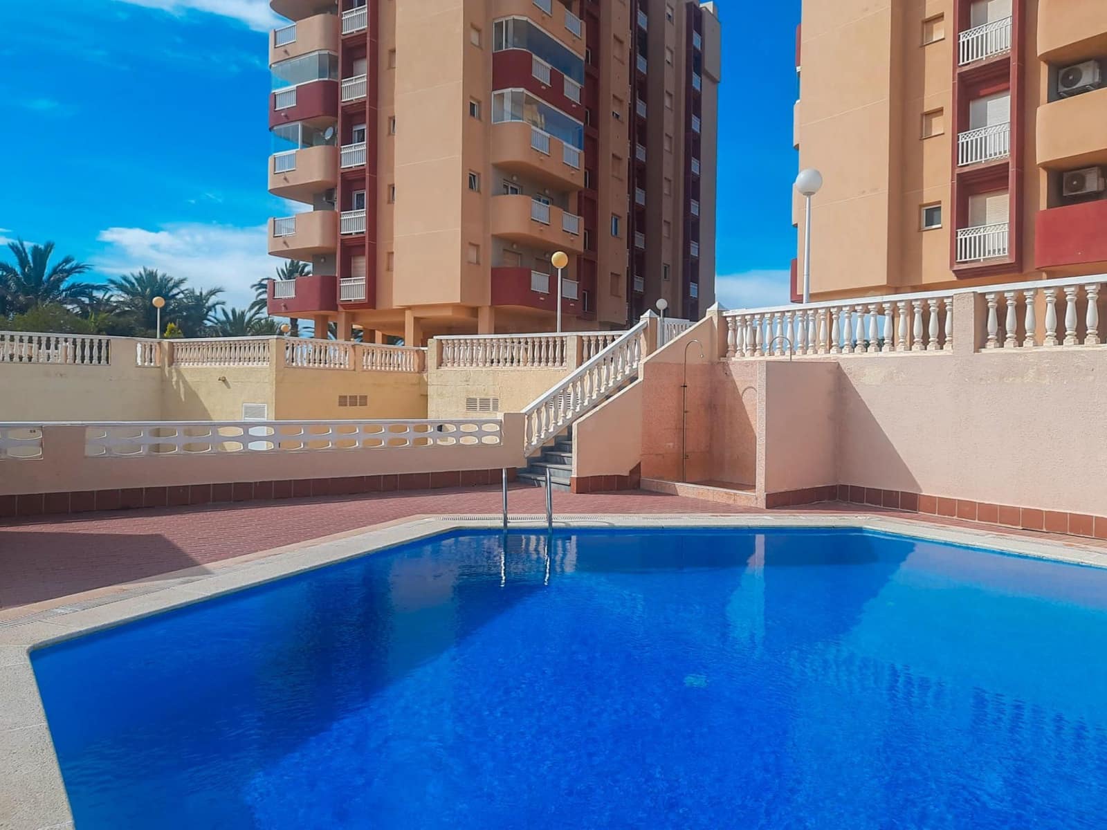 Apartamento de 3 habitaciones en La Manga del Mar Menor en venta con piscina garaje - 290.000 € (Ref: 8597411)
