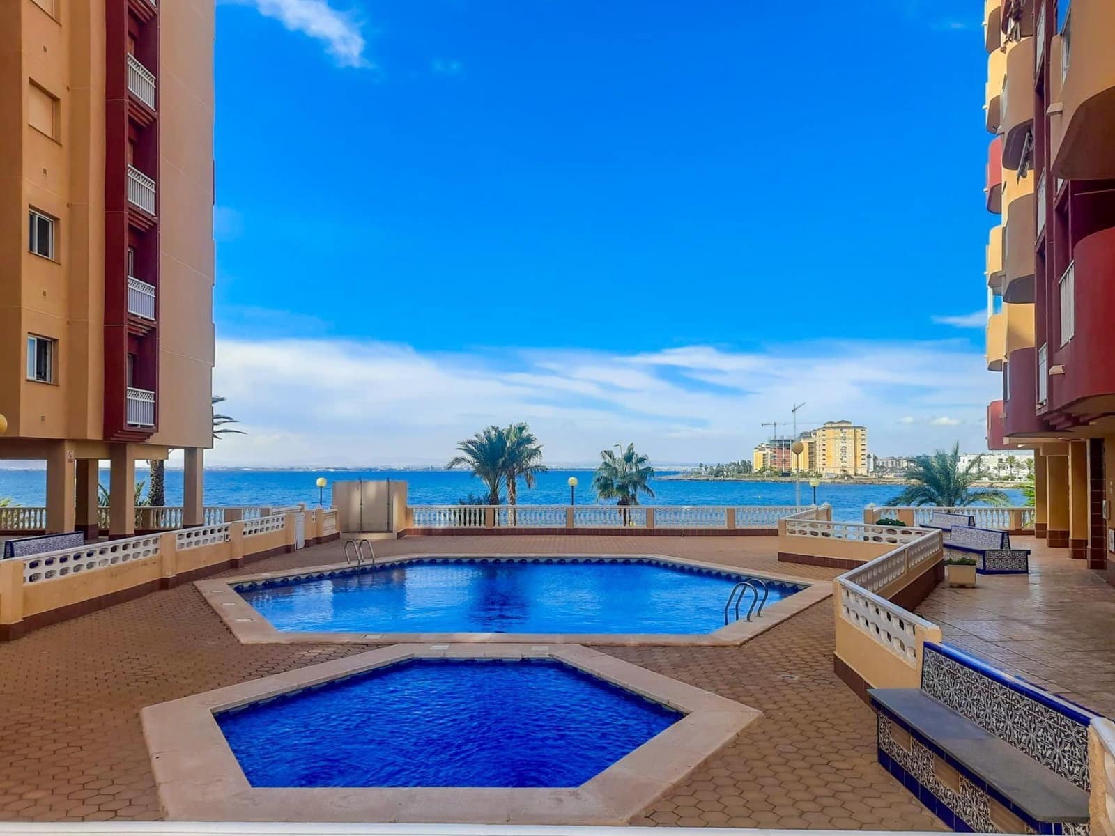 Apartamento de 3 habitaciones en La Manga del Mar Menor en venta con piscina garaje - 290.000 € (Ref: 8597411)