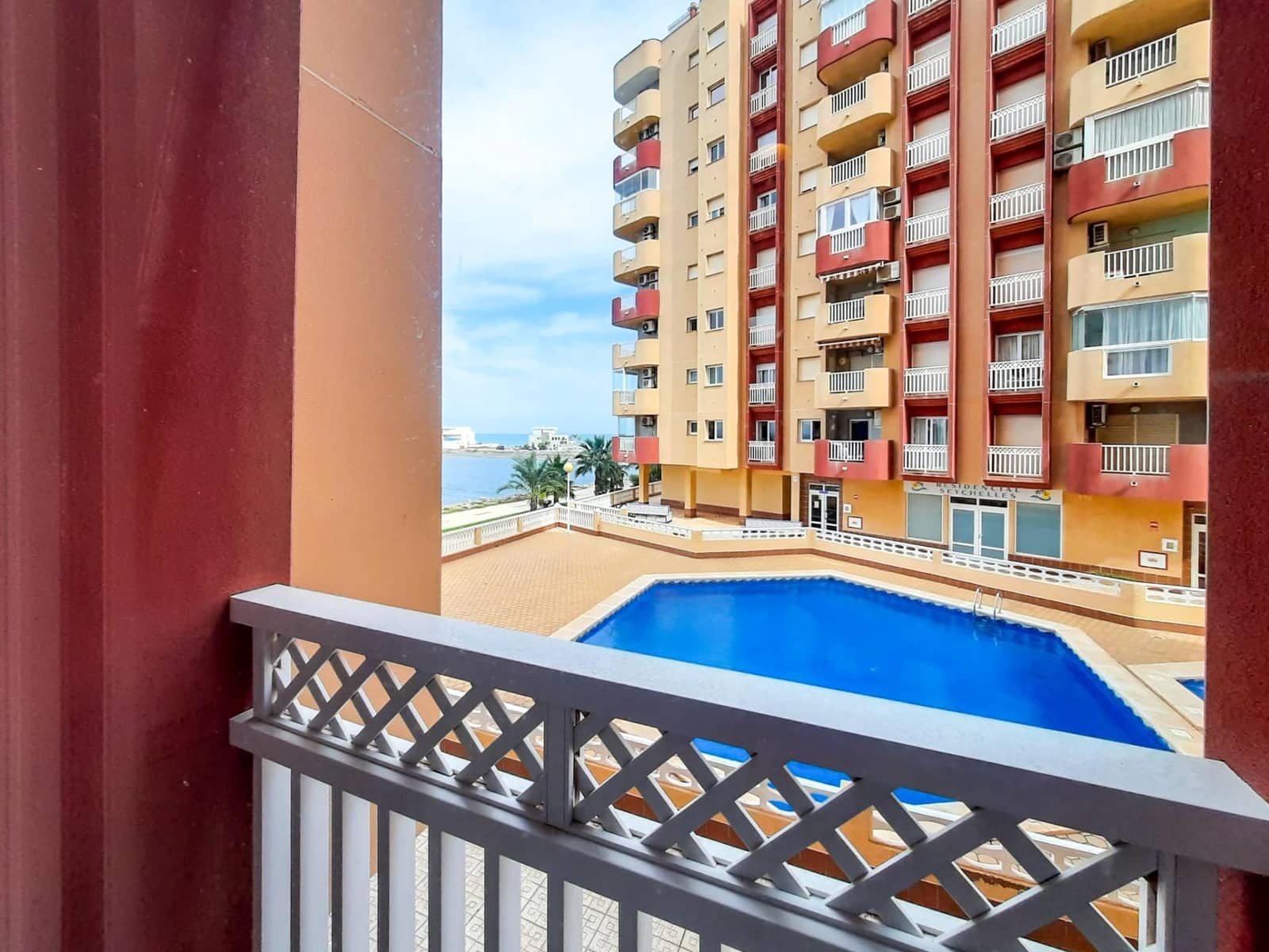 Apartamento de 3 habitaciones en La Manga del Mar Menor en venta con piscina garaje - 290.000 € (Ref: 8597411)
