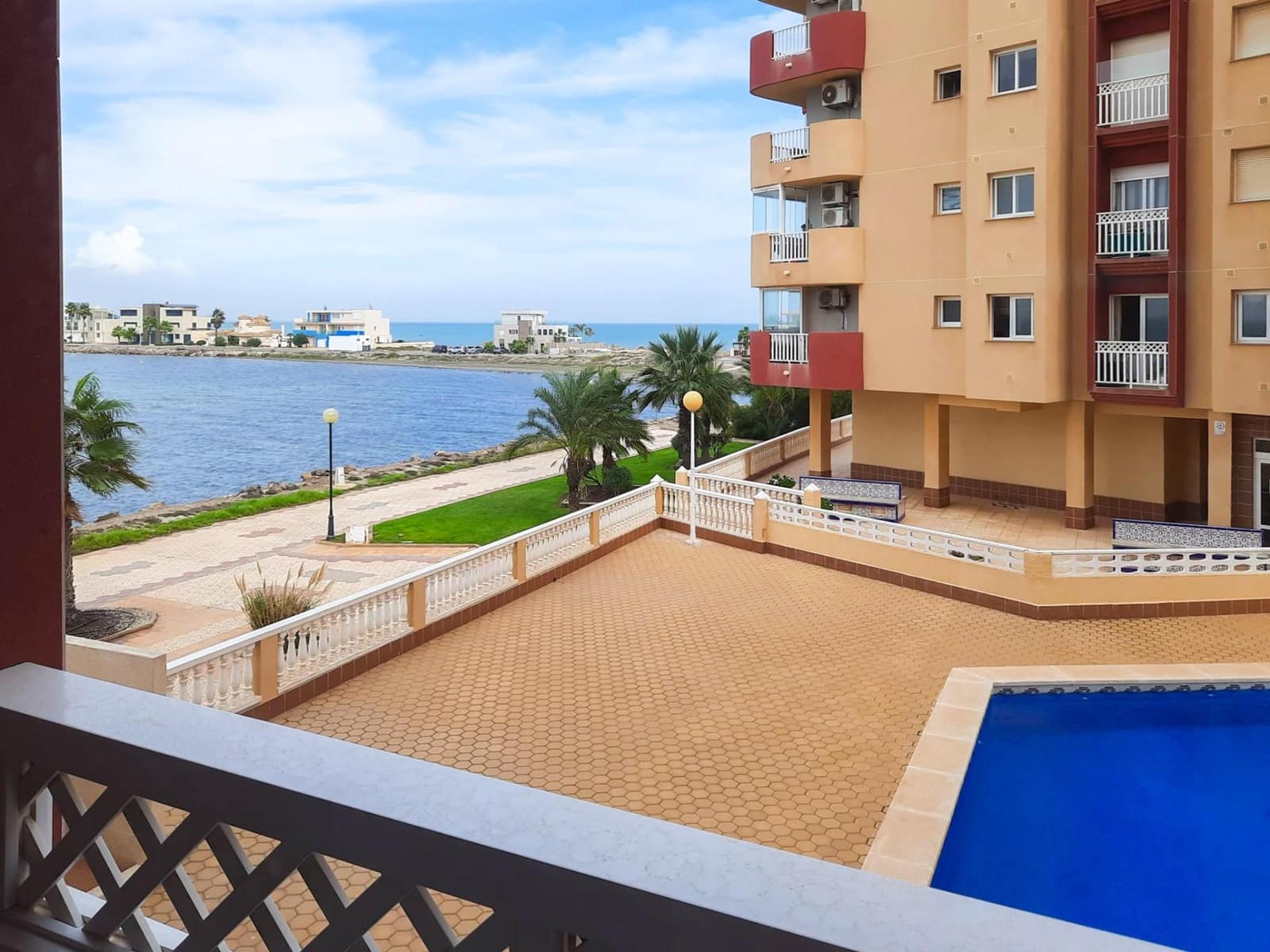 Apartamento de 3 habitaciones en La Manga del Mar Menor en venta con piscina garaje - 290.000 € (Ref: 8597411)
