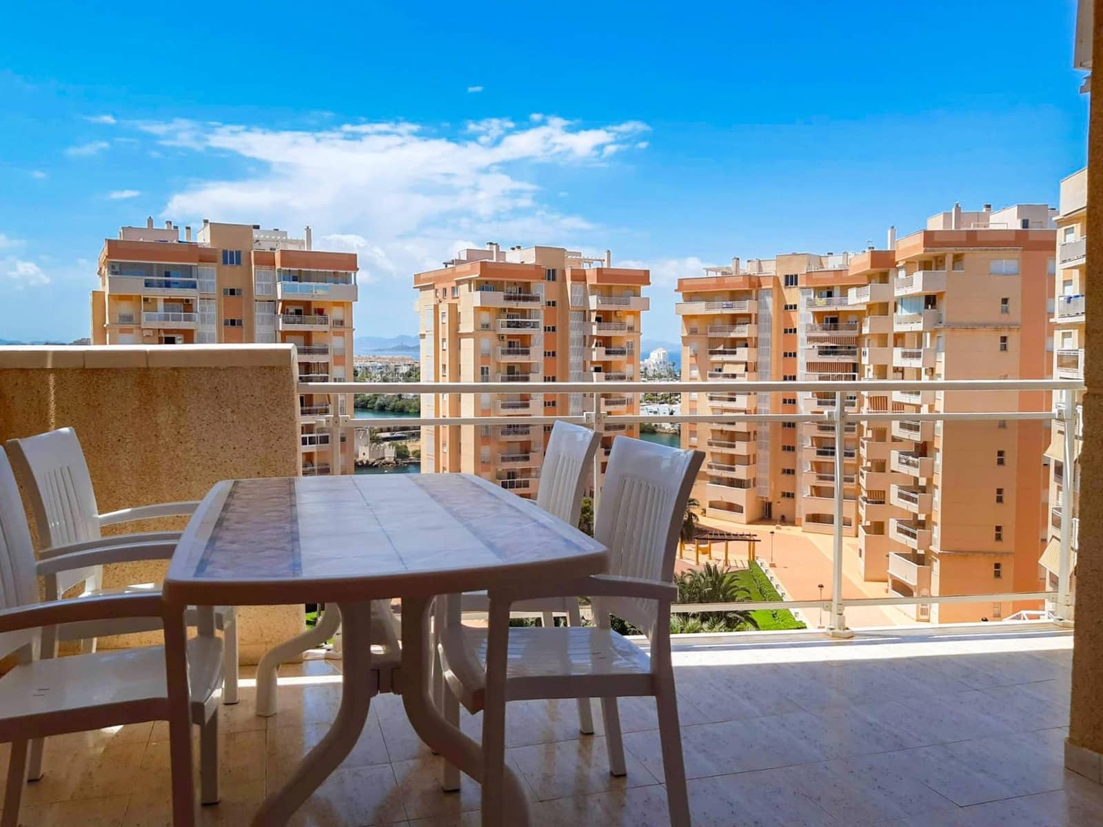 1 slaapkamer Appartement te koop in La Manga del Mar Menor met zwembad - € 135.000 (Ref: 9843433)