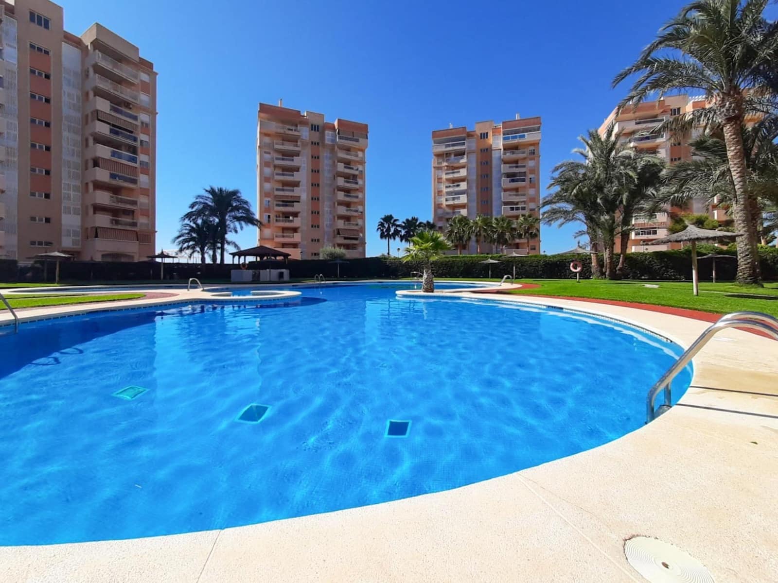 1 makuuhuone Huoneisto myytävänä paikassa La Manga del Mar Menor mukana uima-altaan - 135 000 € (Ref: 9843433)