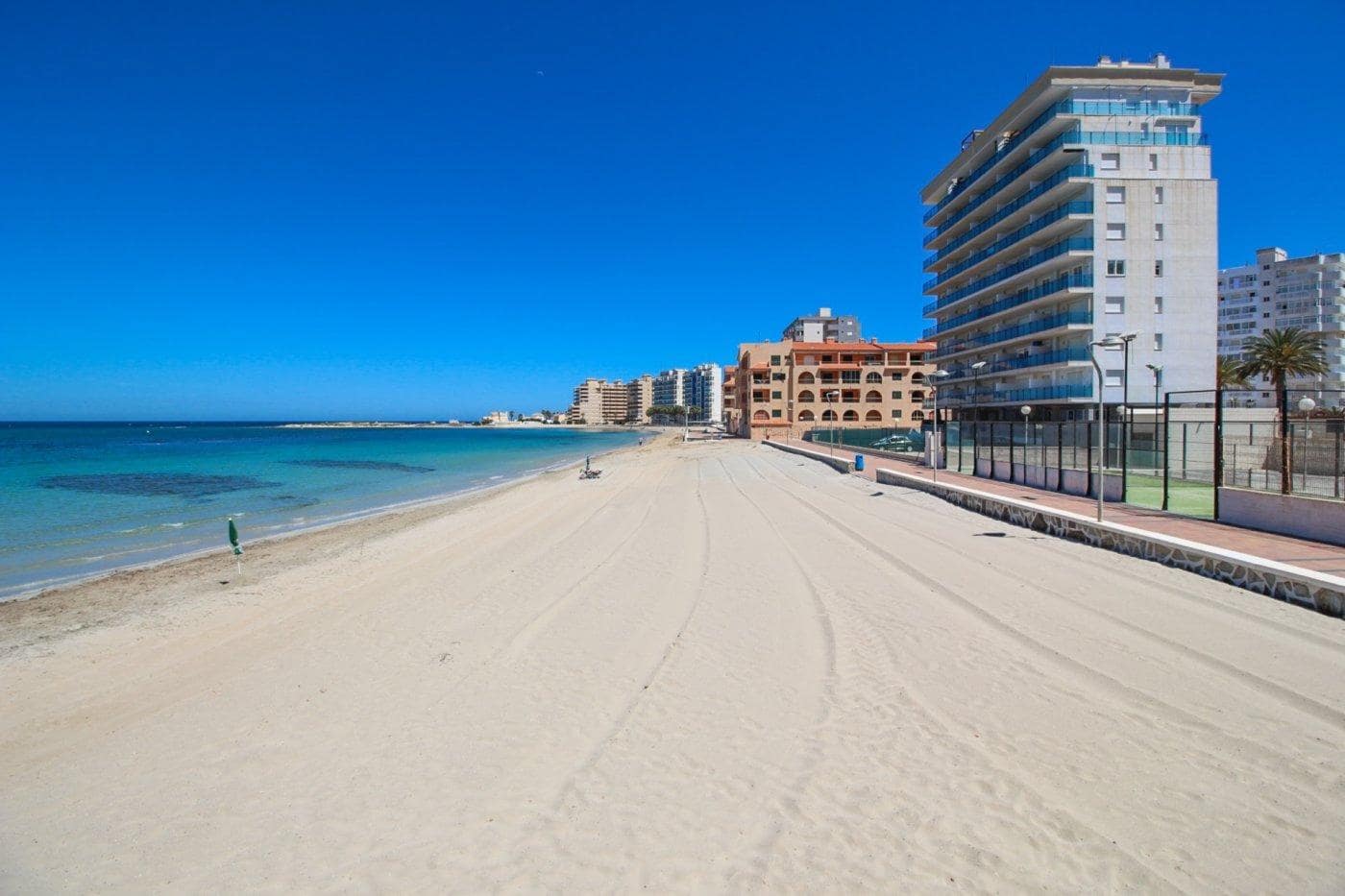 2 soveværelse Lejlighed til salg i La Manga del Mar Menor med swimmingpool - € 198.000 (Ref: 9892416)