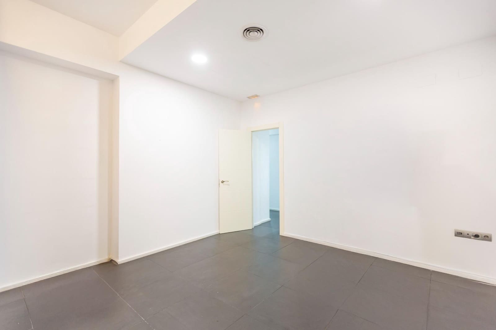 Commercieel te huur in Valencia stad - € 3.500 (Ref: 9401054)