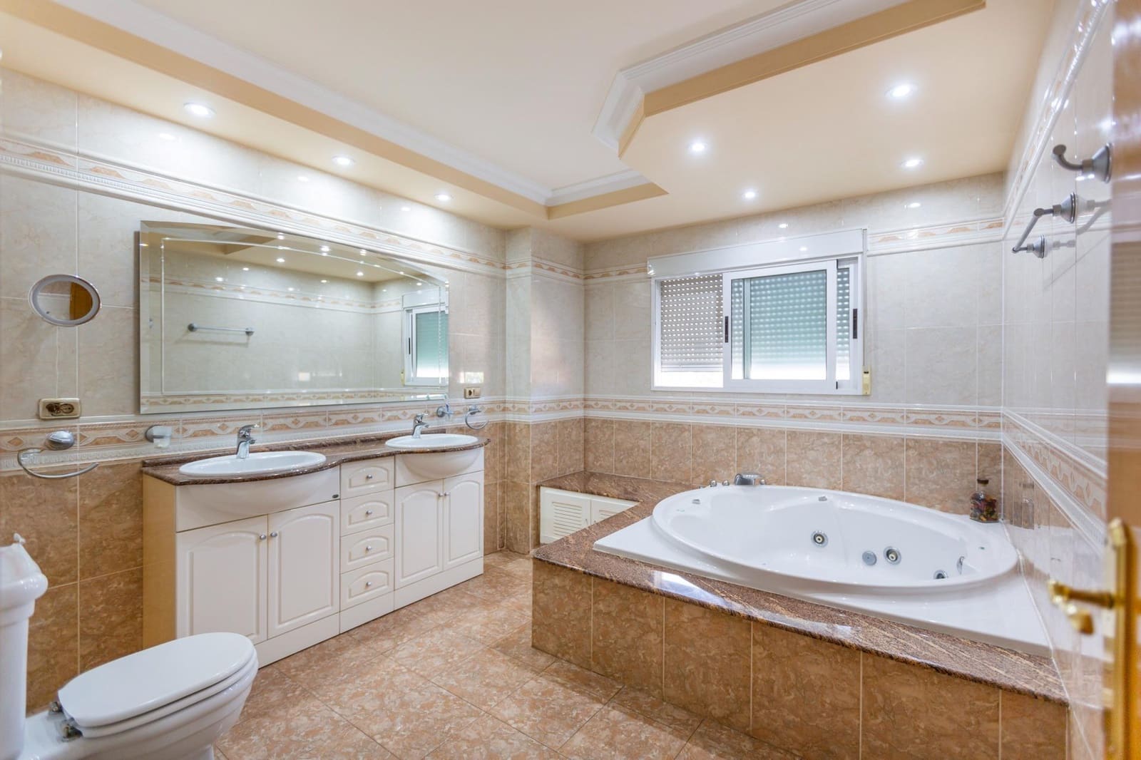 4 Zimmer Haus zu verkaufen in Manuel mit Garage - 280.000 € (Ref: 9414104)