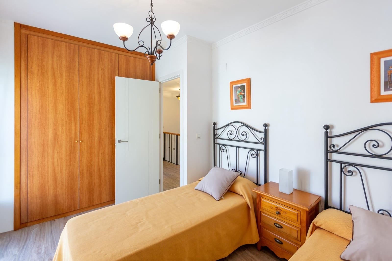 4 soverom Rekkehus til salgs i Godelleta med svømmebasseng - € 289 000 (Ref: 9422450)