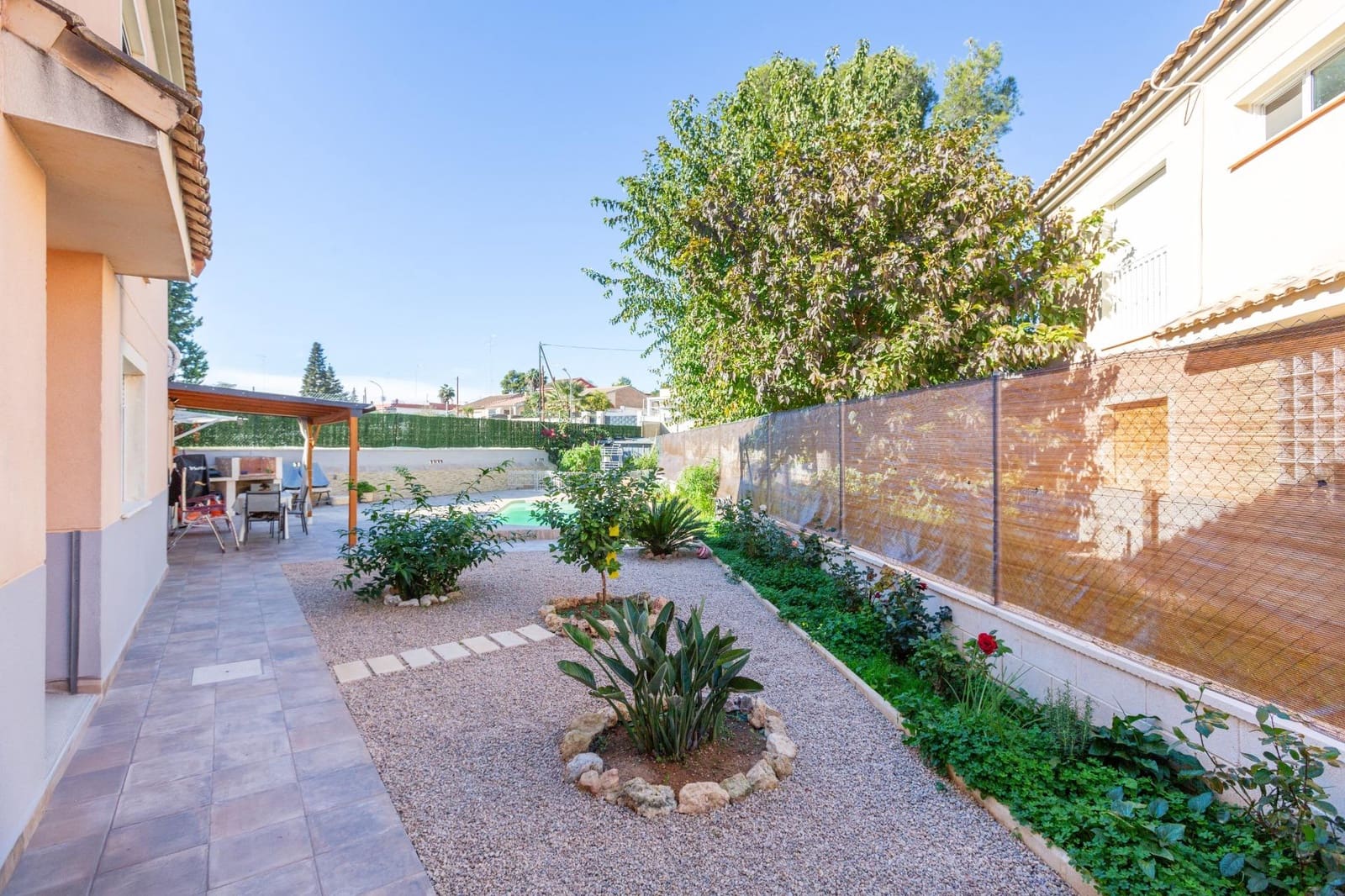 4 soverom Rekkehus til salgs i Godelleta med svømmebasseng - € 289 000 (Ref: 9422450)