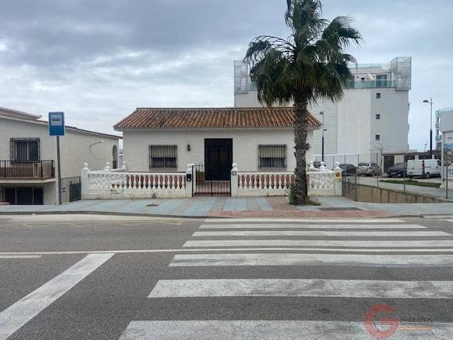 Chalet de 3 habitaciones en Torrox-Costa en venta con garaje - 719.000 € (Ref: 10000086)