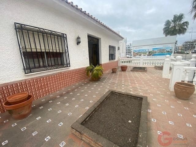 Chalet de 3 habitaciones en Torrox-Costa en venta con garaje - 719.000 € (Ref: 10000086)