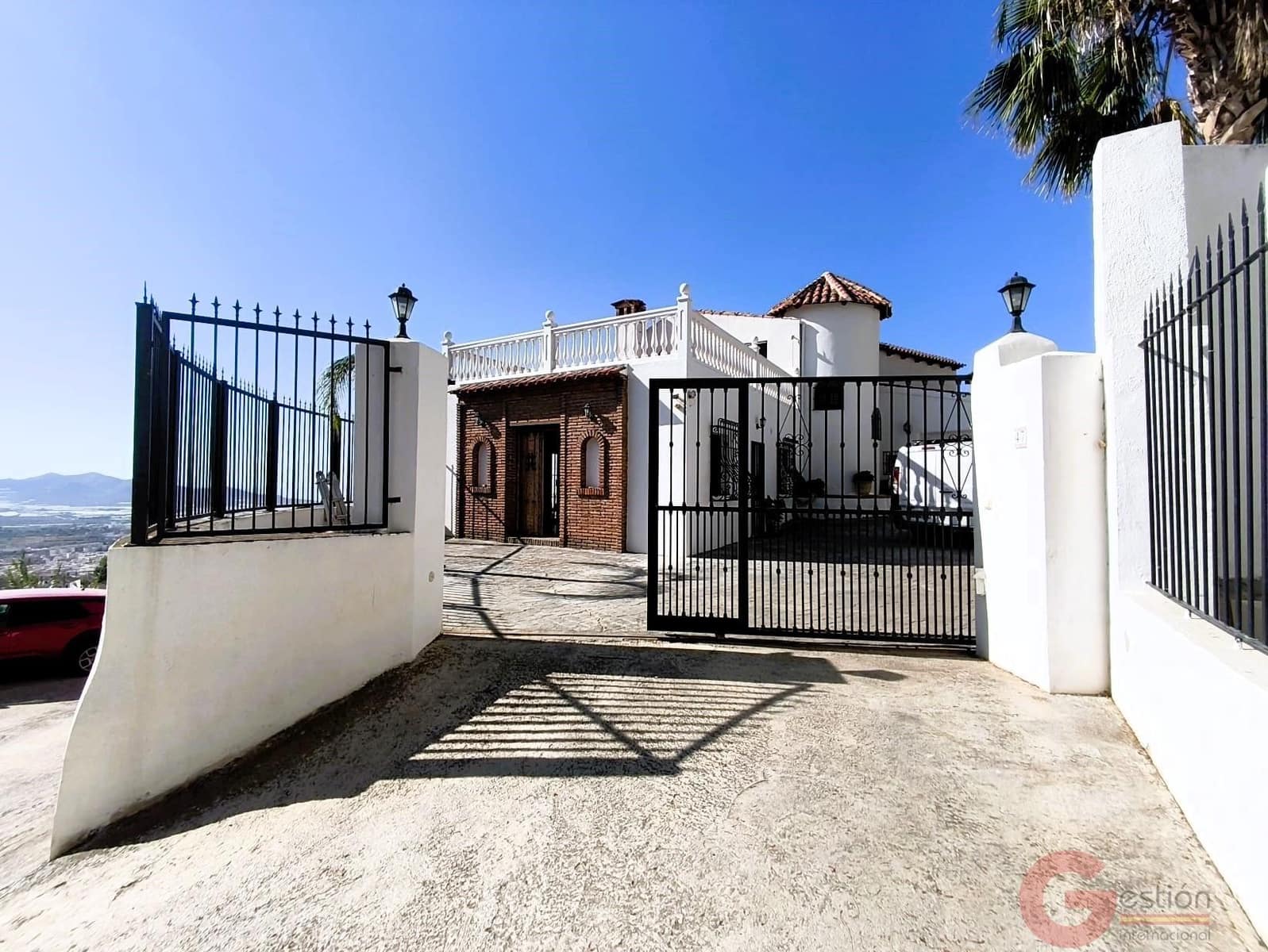 Chalet de 3 habitaciones en Motril en venta con piscina garaje - 595.000 € (Ref: 10049868)